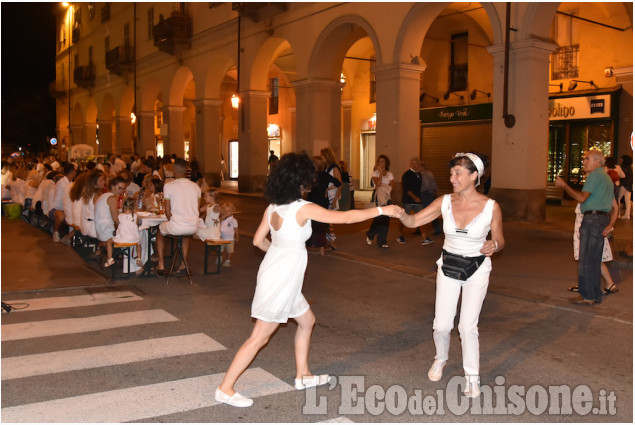 Pinerolo : La lunga tavola bianca in via Buniva