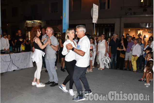 Pinerolo : La lunga tavola bianca in via Buniva