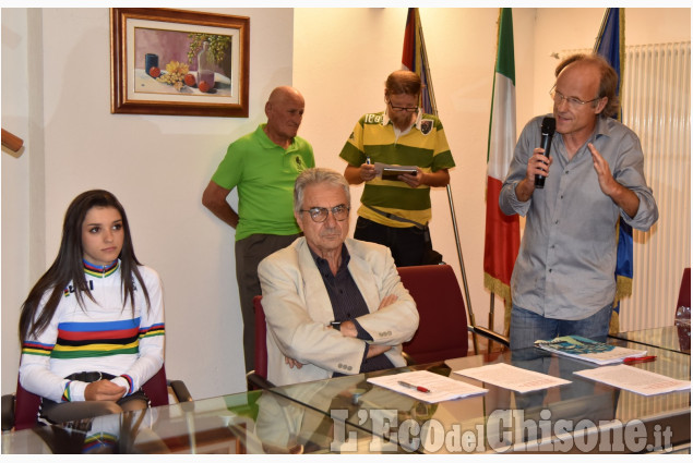 Con l&#039;iridata Gasparrini presentazione di Dalle Mura al Muro a Frossasco