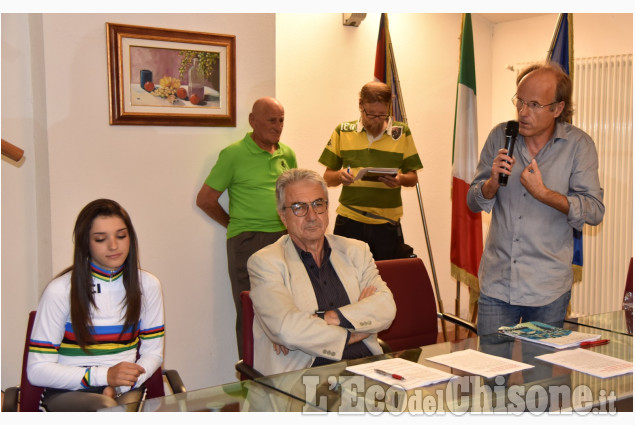 Con l&#039;iridata Gasparrini presentazione di Dalle Mura al Muro a Frossasco