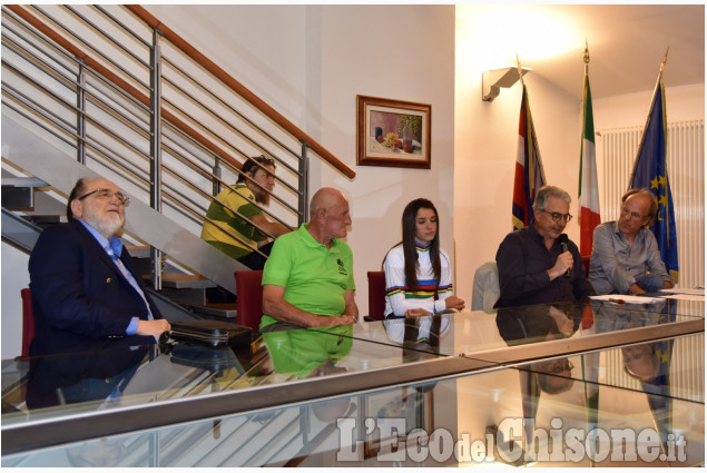 Con l&#039;iridata Gasparrini presentazione di Dalle Mura al Muro a Frossasco