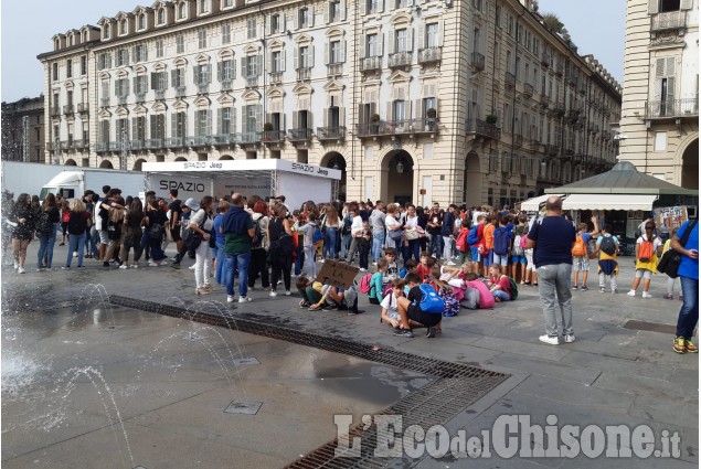 Emergenza clima: a Torino manifestano migliaia di giovani 