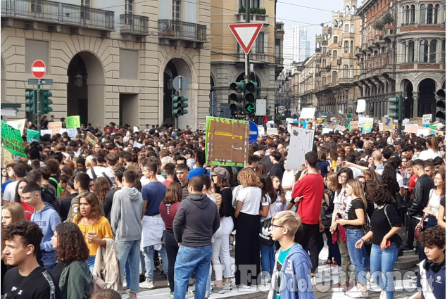 Emergenza clima: a Torino manifestano migliaia di giovani 