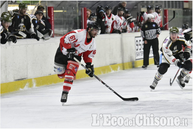 Hockey ghiaccio, emozionante serata al “Cotta”, Valpe in parità a metà match: 1 a 1