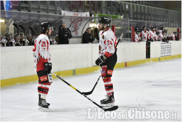 Hockey ghiaccio, emozionante serata al “Cotta”, Valpe in parità a metà match: 1 a 1