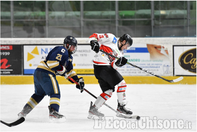 Hockey ghiaccio amichevole tra Bulldogs e college statunitense