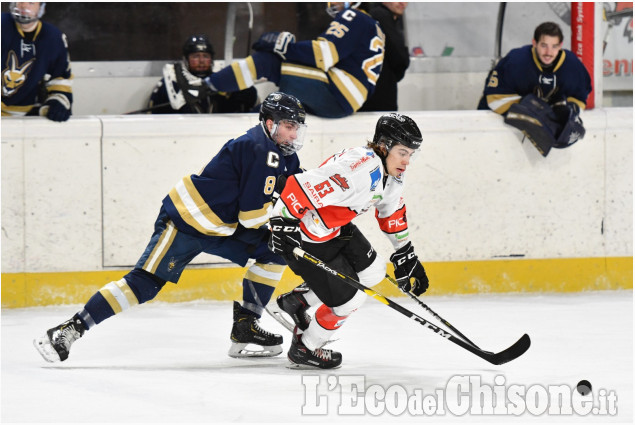 Hockey ghiaccio amichevole tra Bulldogs e college statunitense