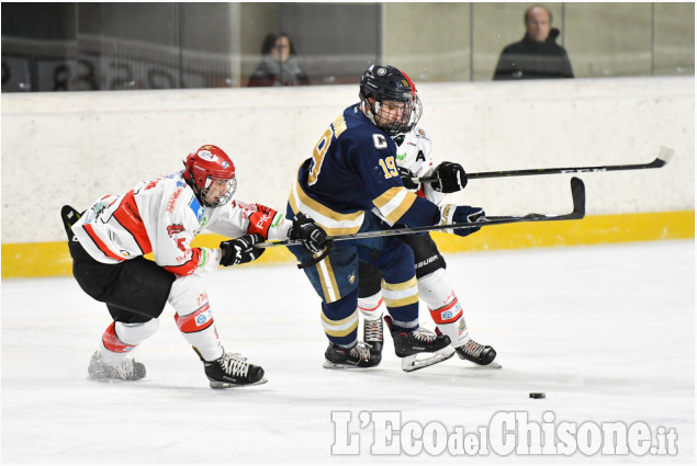 Hockey ghiaccio amichevole tra Bulldogs e college statunitense