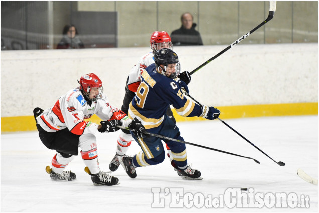 Hockey ghiaccio amichevole tra Bulldogs e college statunitense