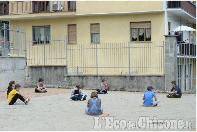 Ultimo giorno di scuola a Pomaretto con le mascherine disegnate dagli alunni