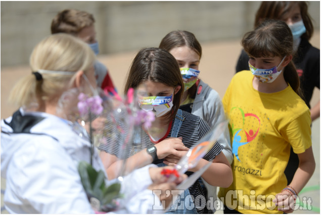 Ultimo giorno di scuola a Pomaretto con le mascherine disegnate dagli alunni