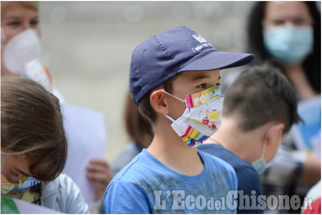 Ultimo giorno di scuola a Pomaretto con le mascherine disegnate dagli alunni