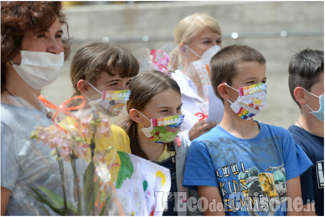 Ultimo giorno di scuola a Pomaretto con le mascherine disegnate dagli alunni