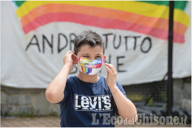 Ultimo giorno di scuola a Pomaretto con le mascherine disegnate dagli alunni