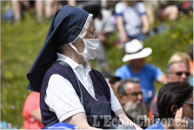 Messa nella conca del Selleries: l'abbraccio dei fedeli al vescovo Derio Olivero