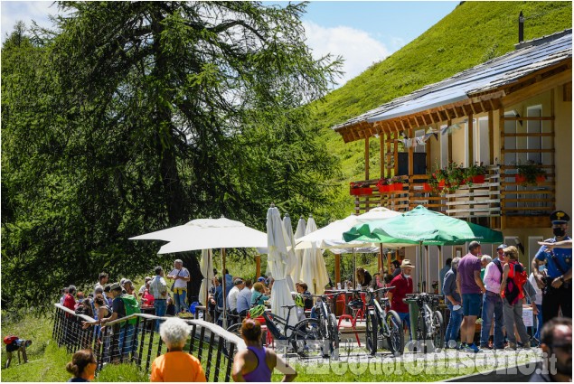 Usseaux: inaugurata a Pian dell'Alpe la panchina gigante
