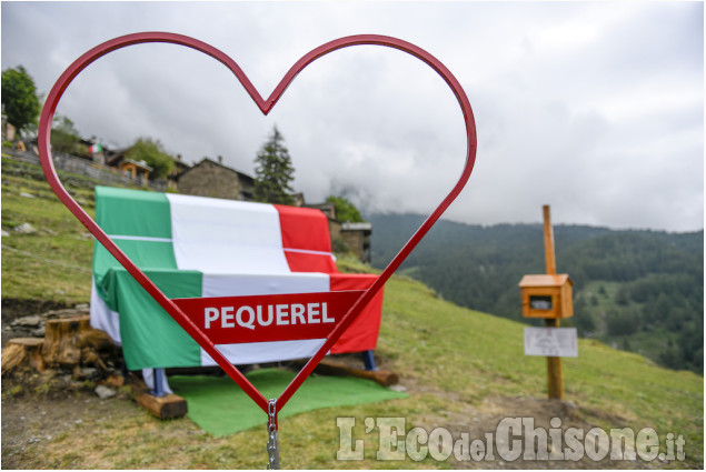 Pequerel è sempre più viva con la panchina gigante: ecco le immagini