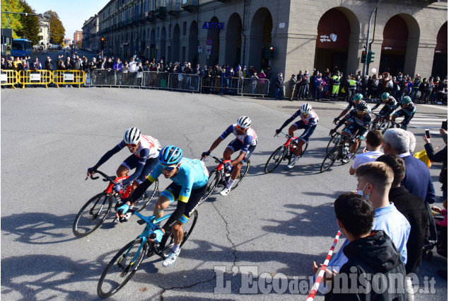 Giro d'Italia, il transito a Pinerolo verso il Sestriere