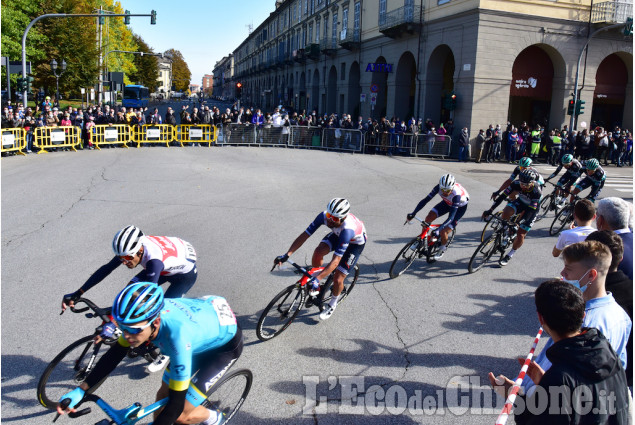 Giro d'Italia, il transito a Pinerolo verso il Sestriere