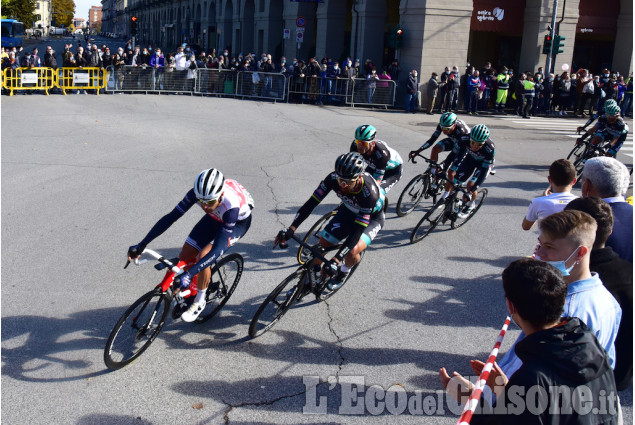 Giro d'Italia, il transito a Pinerolo verso il Sestriere