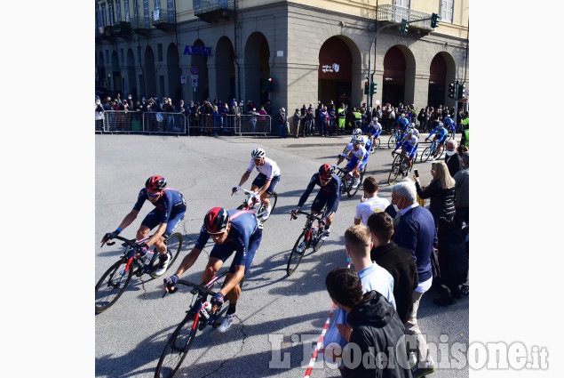 Giro d'Italia, il transito a Pinerolo verso il Sestriere