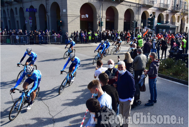 Giro d'Italia, il transito a Pinerolo verso il Sestriere