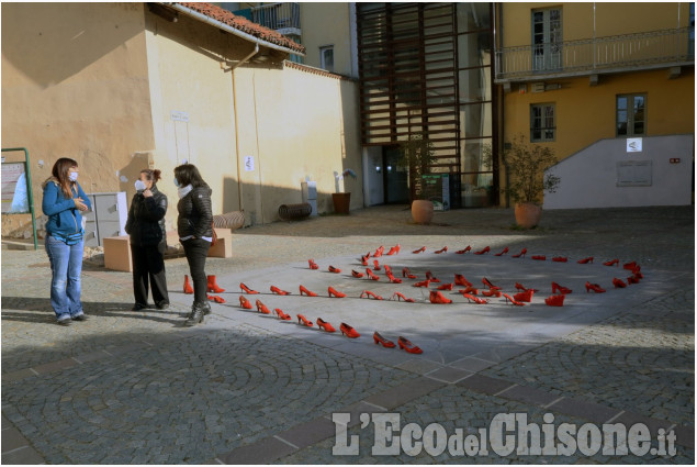 None: “L’amore non uccide”, l’iniziativa delle donne nonesi in piazza Donatori di Sangue