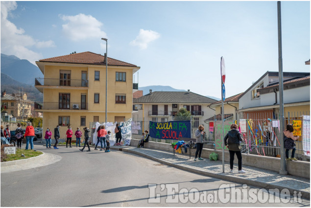 Proteste per tornare a scuola: le immagini da Perosa, Pomaretto, Fenestrelle e Pragelato