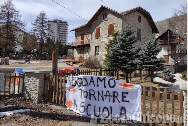 Proteste per tornare a scuola: le immagini da Perosa, Pomaretto, Fenestrelle e Pragelato