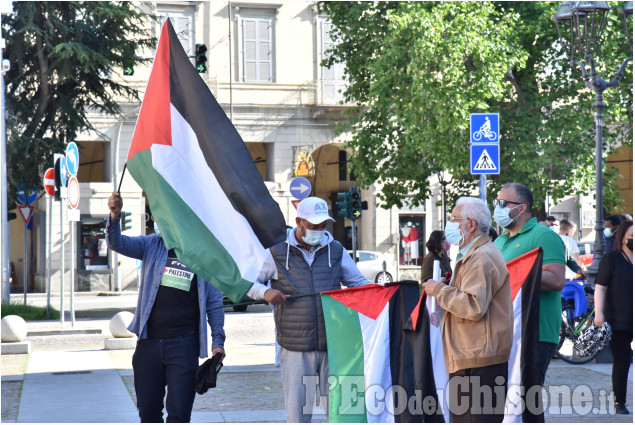 Pinerolo : Manifestazione in Piazza Facta  Pro Palestinesi