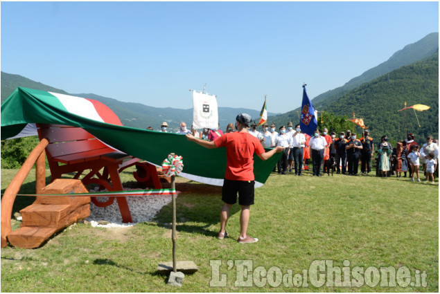 Perosa in festa al taglio del nastro della panchina gigante