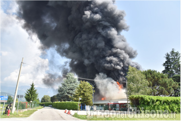 Roletto: Incendio alla fabbrica di vernici Cia 