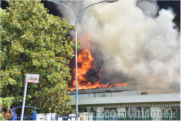 Roletto: Incendio alla fabbrica di vernici Cia 