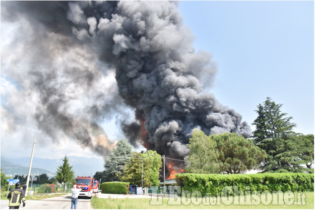 Roletto: Incendio alla fabbrica di vernici Cia 