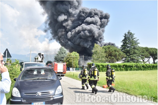 Roletto: Incendio alla fabbrica di vernici Cia 