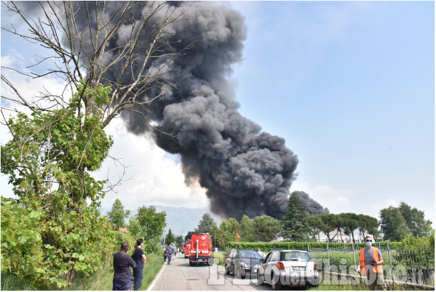 Roletto: Incendio alla fabbrica di vernici Cia 