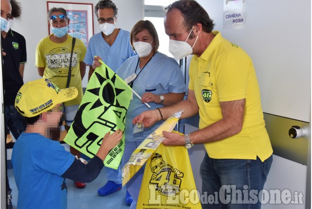 Lo staff di Valentino Rossi visita la Pediatria dell'Ospedale di Pinerolo