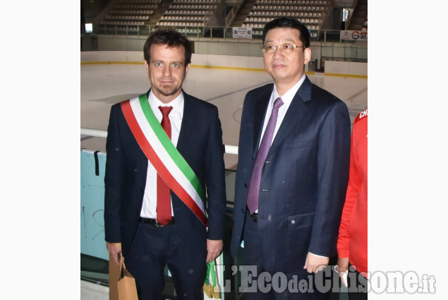 Al Palaghiaccio di Pinerolo il console cinese visita i pattinatori