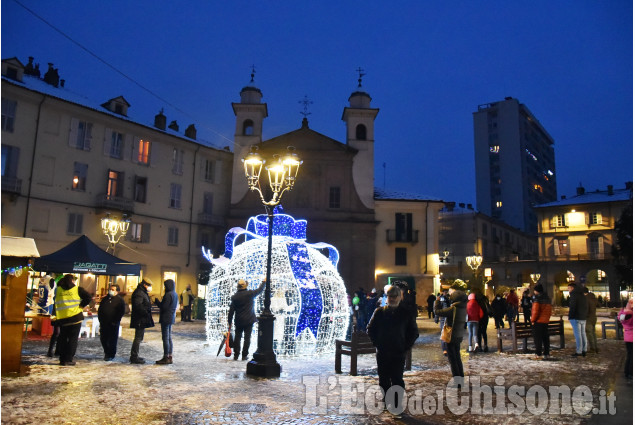 Pinerolo:Si accende l'albero in centro, con l'Immacolata iniziano le feste