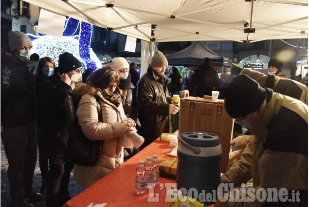 Pinerolo:Si accende l'albero in centro, con l'Immacolata iniziano le feste