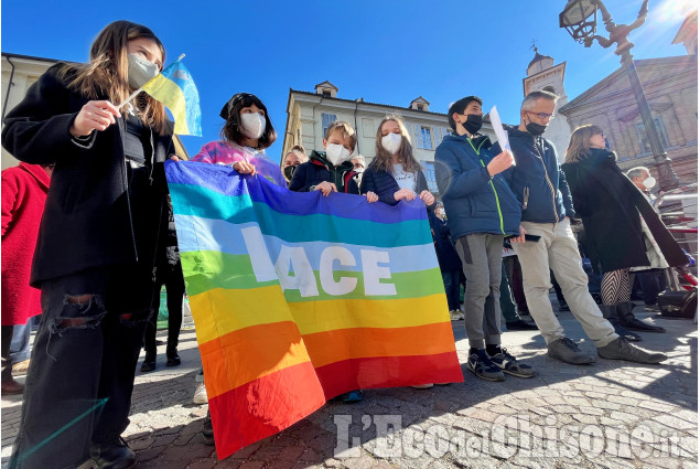Pinerolo oltre 300 in piazza Facta contro la guerra in Ucraina