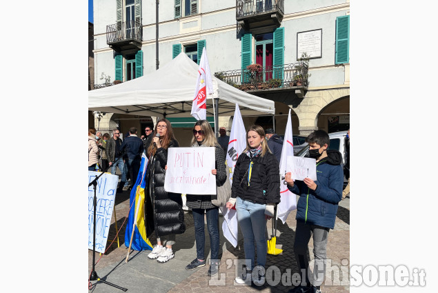 Pinerolo oltre 300 in piazza Facta contro la guerra in Ucraina