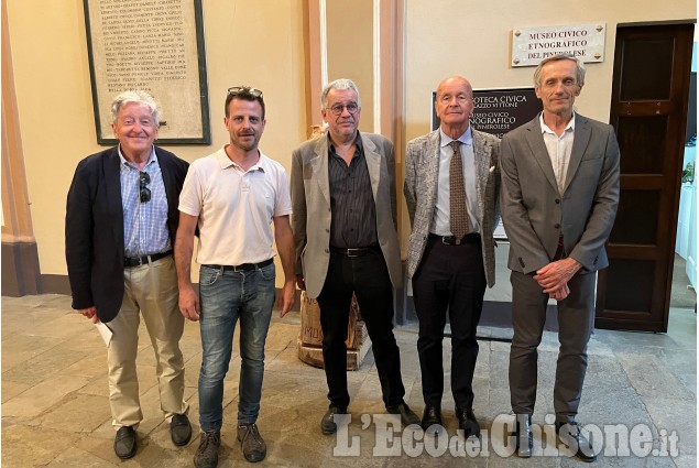 Pinerolo:Il critico d'arte Vittorio Sgarbi visita la mostra dell'artista Enrico Colombotto