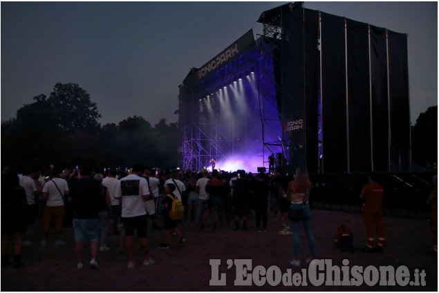 Sonic Park Stupinigi : Elodie sotto il palco al concerto di Marracash