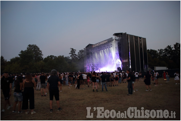 Sonic Park Stupinigi : Elodie sotto il palco al concerto di Marracash