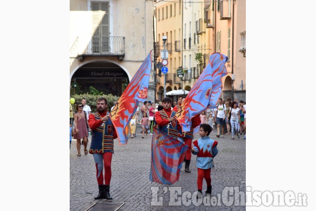 Pinerolo:Per la fiera gli sbandieratori di Asti e i giochi per bambini in piazza