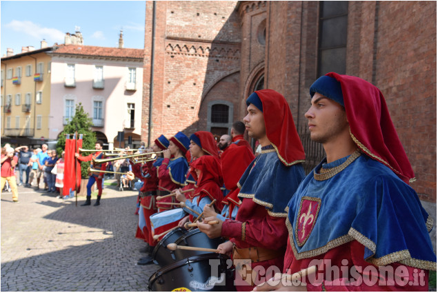 Pinerolo:Per la fiera gli sbandieratori di Asti e i giochi per bambini in piazza