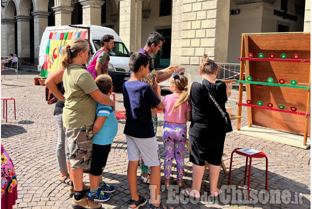 Pinerolo:Per la fiera gli sbandieratori di Asti e i giochi per bambini in piazza