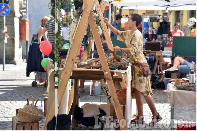 Pinerolo: Pubblico,arte e mestieri in festa per l'Artigianato