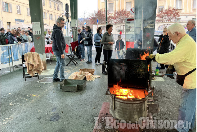 Pinerolo: Domenica pomeriggio in piazza Roma per la "Castagnata AVIS"